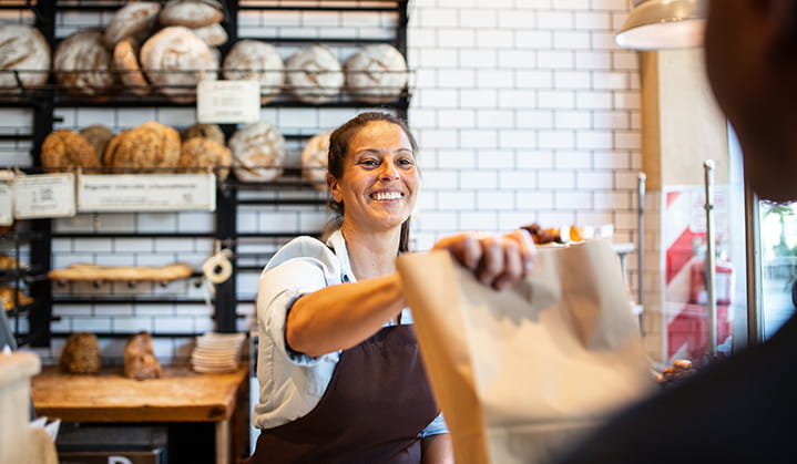 Propietaria de una panadería obtiene descuentos en bienes y servicios al usar la cuenta Business Advantage de BOK.