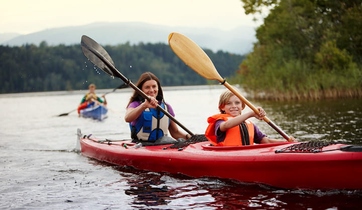Par de personas jóvenes financiaron un kayak con un préstamo personal de BOK Financial.