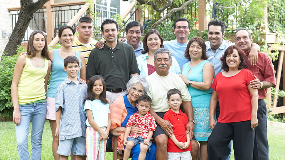 Familia latina que puede cuidar de los miembros de la familia extendida gracias a la ayuda de un experto en planificación de BOK Financial.