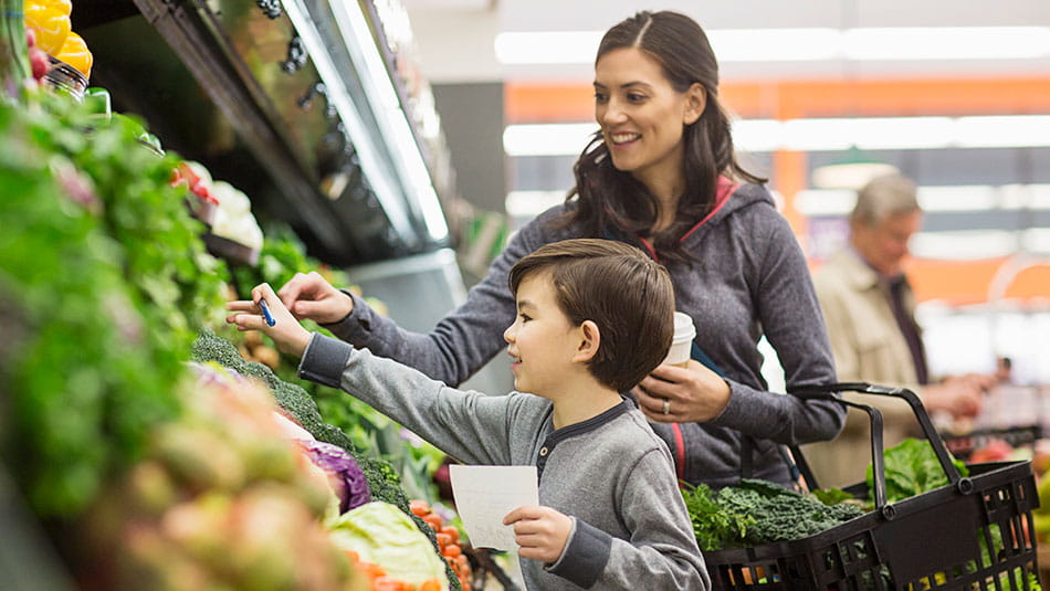 Madre enseña a su hijo el valor del dinero en el supermercado con la inflación actual.