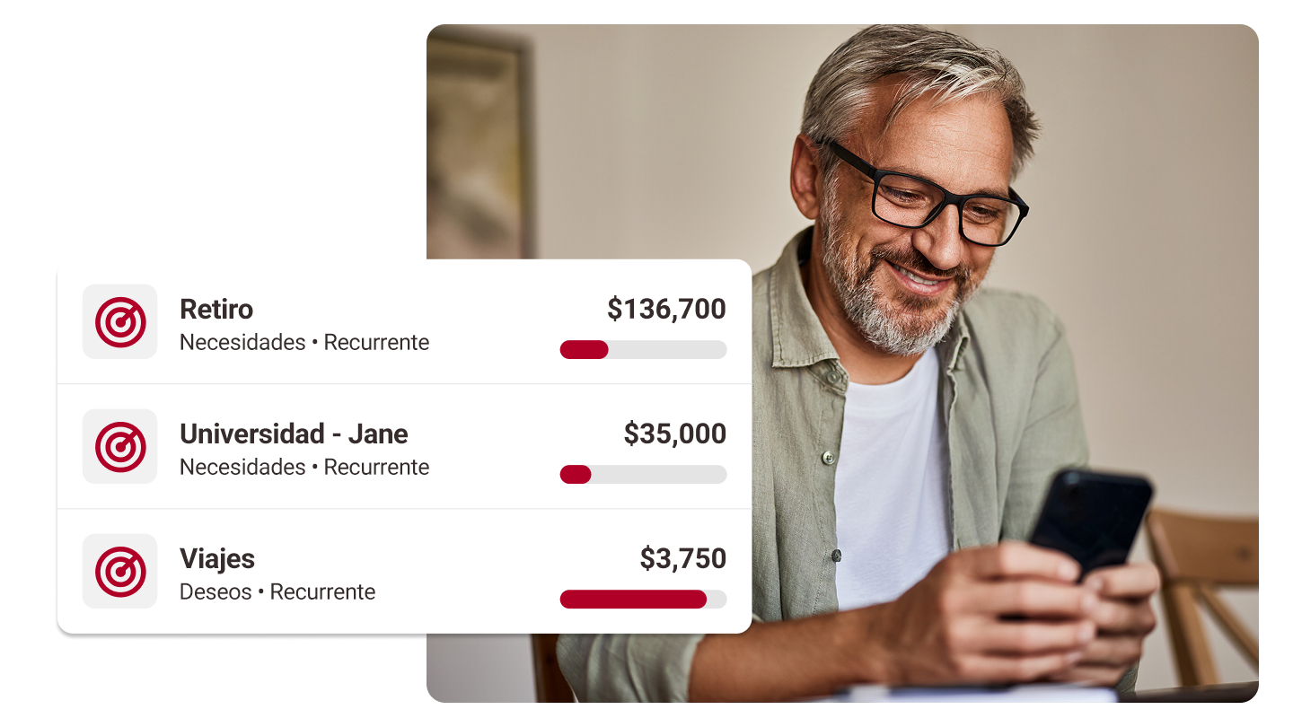Hombre sonriente accediendo a sus cuentas de ahorros en su teléfono
